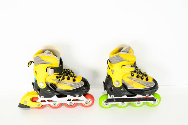 Botte de patinage en plastique coloré vintage en ligne - Photo, image