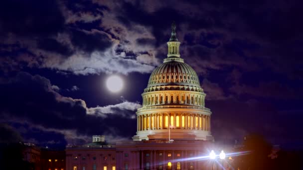 Ночное небо с полной луной с Капитолием США и куполом ночью - Кадры, видео