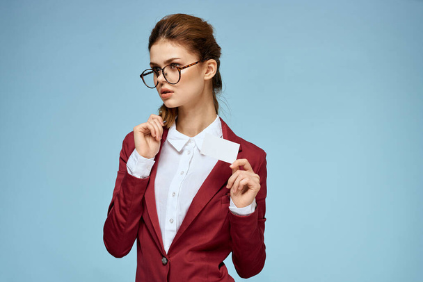 Business woman red jacket business card glasses executive blue background - Foto, Imagem