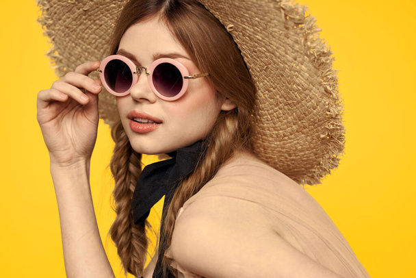 Romantische Frau mit Hut hat Spaß auf gelbem Hintergrund und Sonnenbrille schwarzes Band Modell Porträt - Foto, Bild