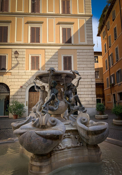 Coucher de soleil au Fontana delle Tartarughe, fontaine de la Renaissance connue sous le nom de La Fontaine de la Tortue à Rome, Italie - Photo, image