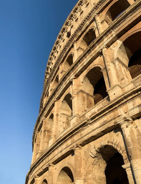 Niedriger Blickwinkel auf die Architektur des Kolosseums im römischen Reich, Rom, Italien - Foto, Bild