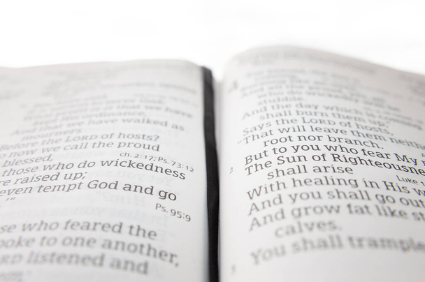 Bíblia santa aberta em destaque em Malaquias 4: 2. Isolado em fundo branco. Foco seletivo. - Foto, Imagem