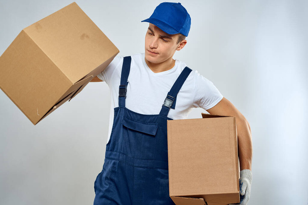 Man werknemer met doos in handen levering laad service verpakking - Foto, afbeelding