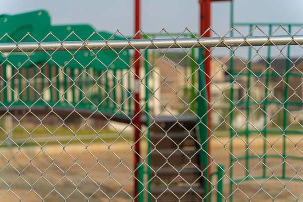 Parque infantil en construcción detrás de una valla - Foto, Imagen