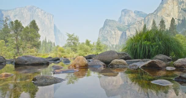 Vistas a las montañas cinematográficas. Imagen estática del valle de Yosemite en la niebla de la mañana - Imágenes, Vídeo