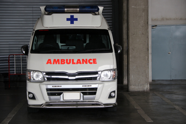Ambulanssiauton pysäköinti rakennuksen edessä ja valmiustila hätätilanteita varten. - Valokuva, kuva