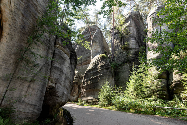 Sendero a través de las majestuosas paredes de piedra arenisca. Adrspach rock city, República Checa, Europa - Foto, Imagen