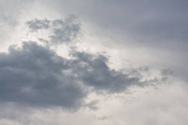 Nubes grises y extrañas en el clima nublado - Foto, Imagen
