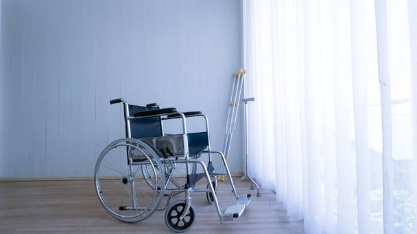 Prázdné moderní vozík a vycházkové hole nebo hole v nemocničním pokoji. - Fotografie, Obrázek