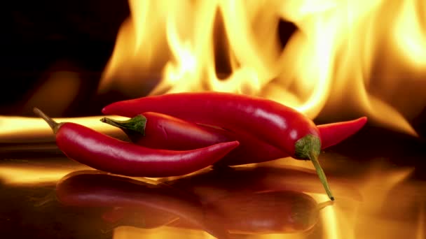 Horké červené chilli papričky v plamenech hoří - Záběry, video