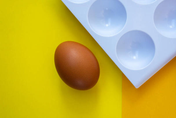 Kuřecí hnědá čerstvá syrová vejce v nádobě na vejce. Složky na vaření. Zdravé stravování je koncept. Horizontální orientace, selektivní zaměření. - Fotografie, Obrázek