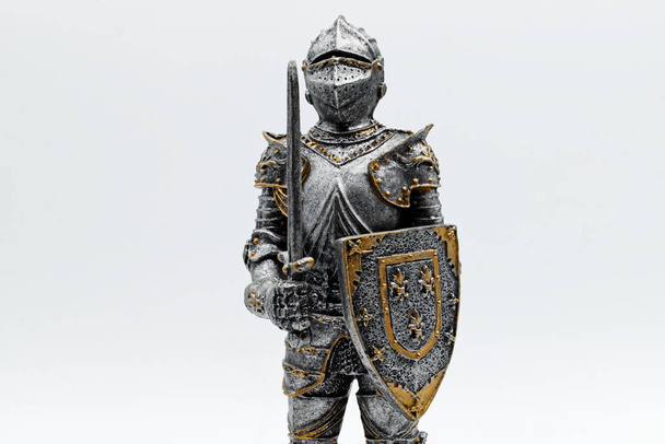 Caballero medieval en armadura plateada con espada y escudo, aislado sobre fondo blanco - Foto, Imagen