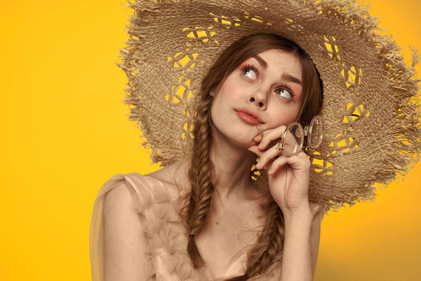 Lady hattu ja mekko punaiset hiukset keltainen tausta malli muotokuva hauskaa - Valokuva, kuva