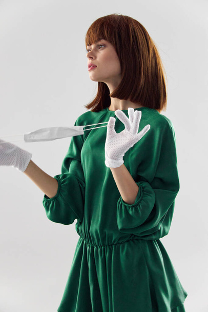 Femme en robe de mode posant dans le virus de masque médical covid-19 - Photo, image