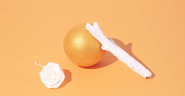 Minimal geometry ball in isometric with brunch decor.  Copy space. Gold trendy colours. Autumn winter background - 写真・画像