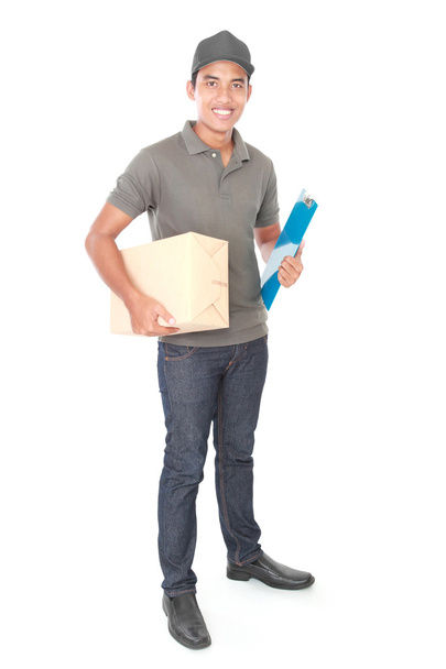 Smiling young delivery man holding a cardbox - Foto, Imagem
