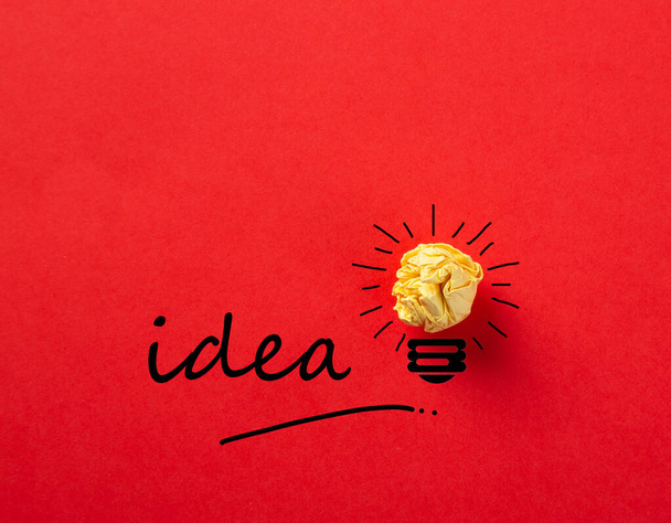 Creatief idee, Inspiratie, Nieuw idee en Innovatieconcept met Verfrommeld Papier gloeilamp op rode achtergrond. - Foto, afbeelding