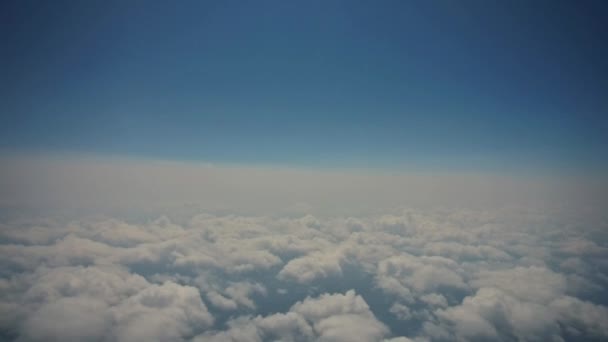 Hämmästyttävä taivaanrantaan lentokoneesta taivaalla pilvien yläpuolella - Materiaali, video