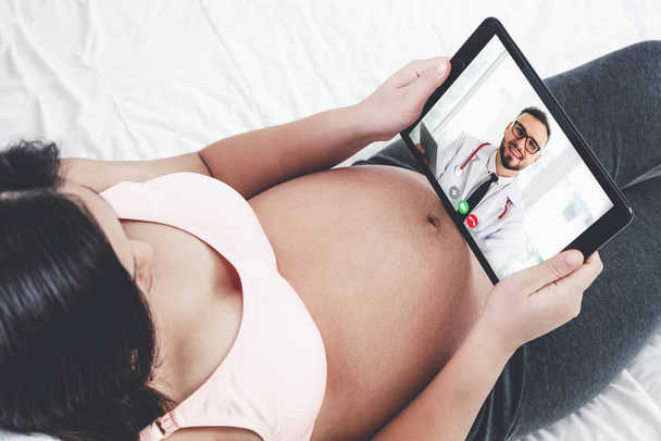 Médico telemedicina serviço de vídeo online com a mulher grávida para o pré-natal - Foto, Imagem