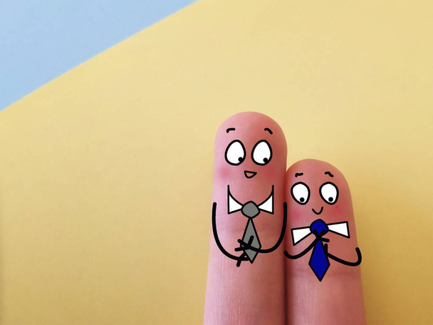 Dois dedos são decorados como duas pessoas. - Foto, Imagem