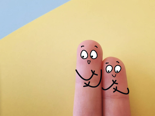 Два пальца украшены как два человека. - Фото, изображение