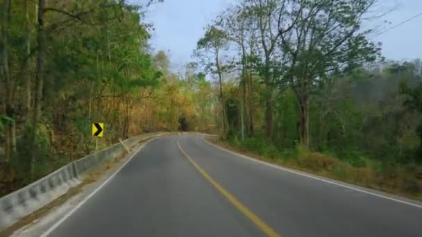 Jazda górską drogą w parku narodowym w Tajlandii. Punkt widzenia jazdy. Widok z wnętrza samochodu, motobike POV jazdy materiał 4K - Materiał filmowy, wideo