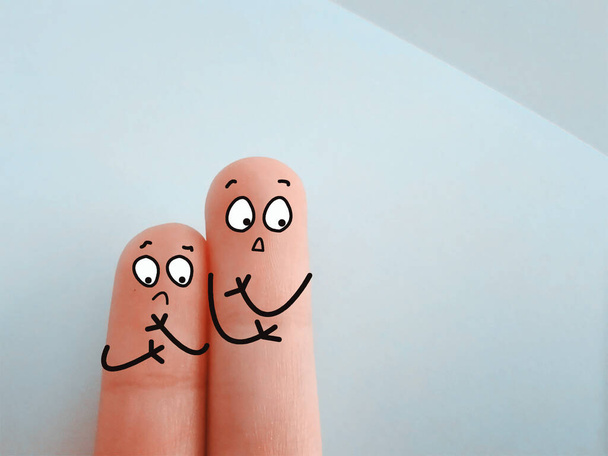 Zwei Finger sind als zwei Personen dekoriert. - Foto, Bild