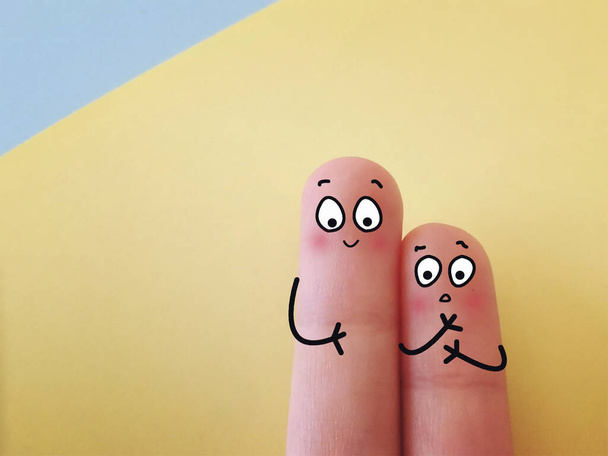 Deux doigts sont décorés comme deux personnes. - Photo, image