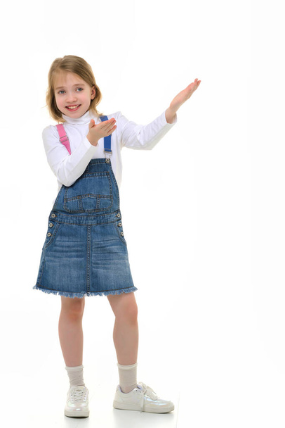 Little girl points with a finger - Foto, imagen