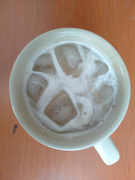 biały kubek wypełniony ciepłą kawą - Zdjęcie, obraz