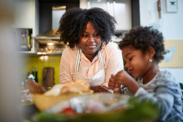 Afro-American mother with daughter in kitchen - Foto, Imagen