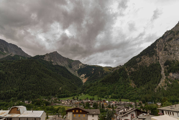 Courmayeur. Es una ciudad italiana de 2 727 habitantes en el Valdigne superior, en el Valle de Aosta: un famoso complejo turístico de invierno y verano en los Alpes. Francia.  - Foto, imagen