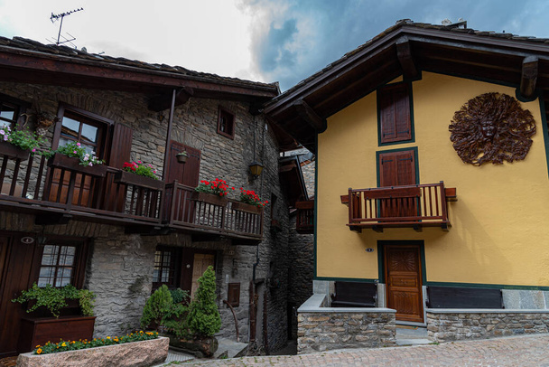 Courmayeur. Is een Italiaanse stad van 2 727 inwoners in de bovenste Valdigne, in het Aosta-dal: een gerenommeerde winter en zomer toeristische badplaats in de Alpen.Het meer van Annecy. Frankrijk.  - Foto, afbeelding