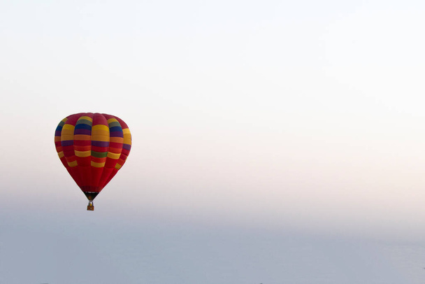 αερόστατο θερμού αέρα πάνω από το πεδίο με μπλε ουρανό - Φωτογραφία, εικόνα