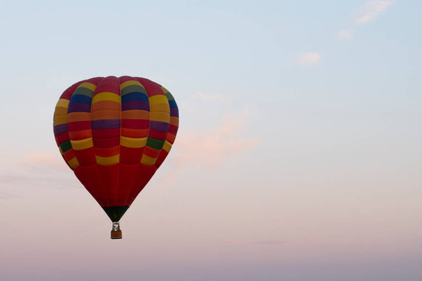Heißluftballon über dem Feld mit blauem Himmel - Foto, Bild