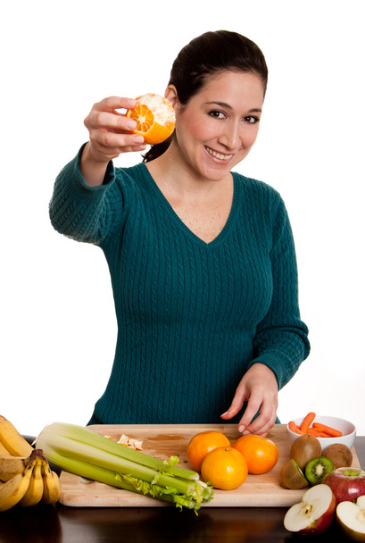 Mulher apresentando frutos ornamentados pelados
 - Foto, Imagem