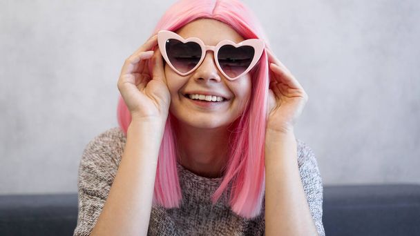 Woman wearing glasses and pink wig - positive portrait - Foto, Imagen