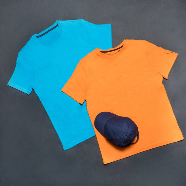 Blauer und gelber Mann Sport-T-Shirt mit blauer Kappe isoliert - Foto, Bild