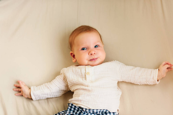 Portrait of sweet happy 3-6 months old baby  - Foto, Bild