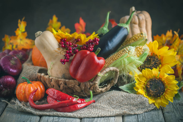 Pöytä, koristeltu vihanneksia ja hedelmiä. Sadonkorjuujuhla, hyvää kiitospäivää. Syksyn tausta. Valikoiva painopiste. - Valokuva, kuva