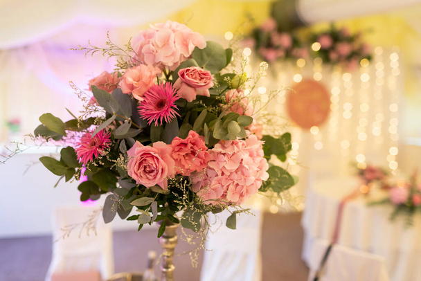 Decoraciones de la boda - Primer plano de un ramo de flores en un jarrón en una habitación elegante en el palacio - Palacio de Bialokosz en Polonia - Foto, Imagen