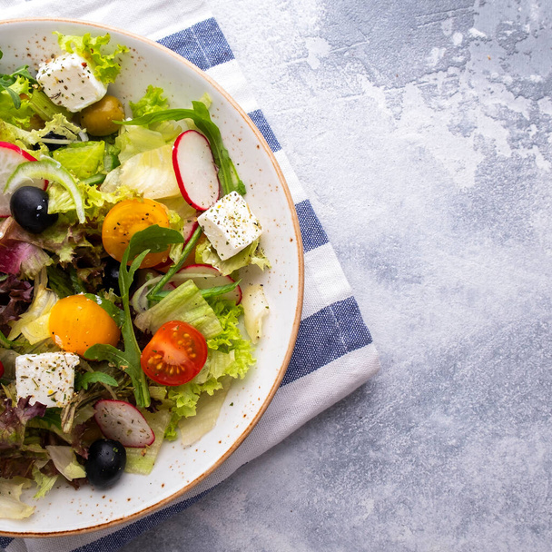 Diätsalat mit frischem Gemüse, Salat, Rucola und Käse. Kopierraum. Ansicht von oben. - Foto, Bild