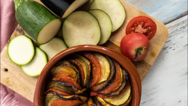 Ratatouille, traditionelles französisches Gericht (Kasserolle de ratatouille), bestehend aus Gemüse, Auberginen, Zucchini, Tomaten - Filmmaterial, Video