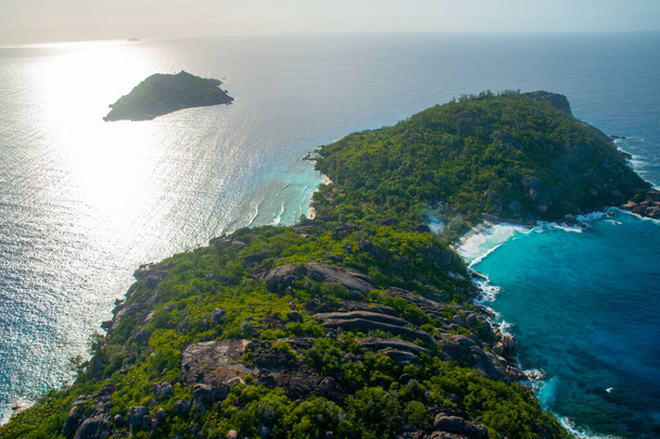 Vista aérea de uma ilha tropical com costa e oceano azul. Ilha Flícita, La Digue, Seychelles - Foto, Imagem