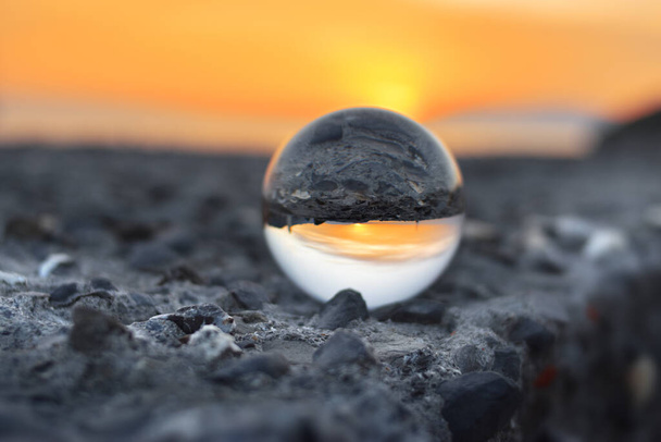 linssipallon läpi näkyvä merimaisema - Valokuva, kuva