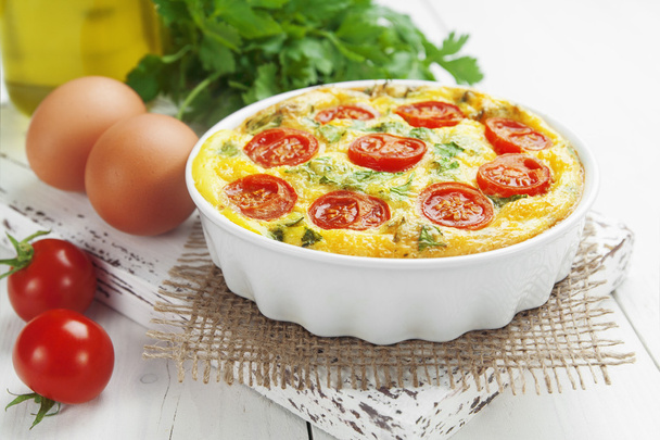 omlett, sajttal és zöldséggel. Frittata  - Fotó, kép