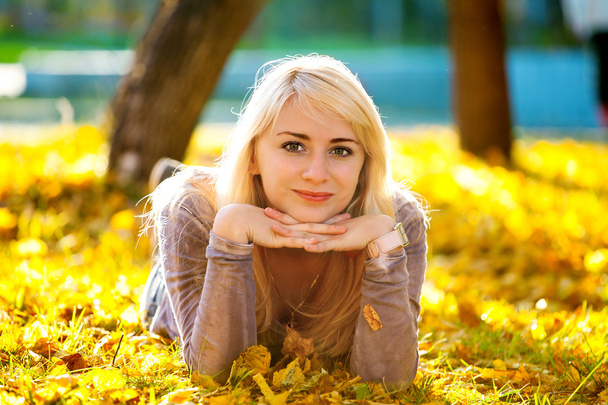 Beautiful girl lying on the grass - Fotografie, Obrázek