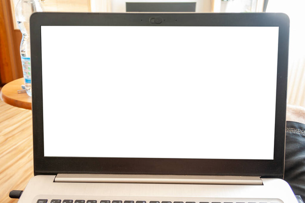Laptop üres fehér képernyővel. Számítógép mockup fehér háttér. - Fotó, kép
