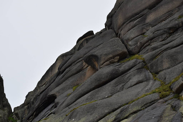 Саяны, хребет Эргаки, Висячий камень, горный ландшафт... Южная Сибирь. - Фото, изображение